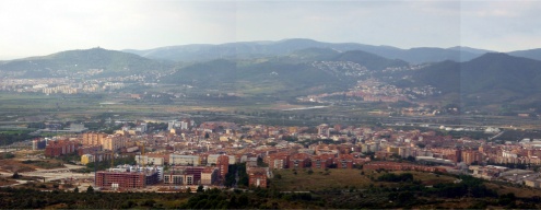 Panoramica de SAnt Feliu de Llobregat, a l'esquerra en primer terme, el barri de Mas Lluhí